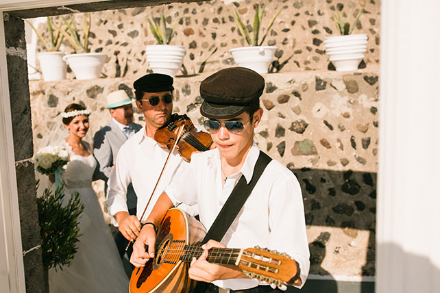 Солнечная свадьба на острове Санторини, Александр и Александра, музыканты на свадьбе