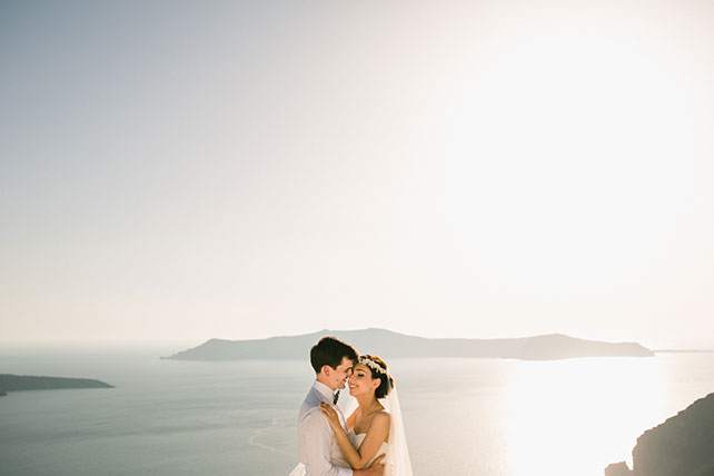 Солнечная свадьба на острове Санторини, Александр и Александра, фото жениха и невесты на фоне моря