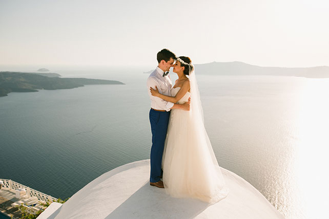 Солнечная свадьба на острове Санторини, Александр и Александра, фото жениха и невесты на фоне моря