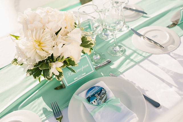 Солнечная свадьба на острове Санторини, Александр и Александра, декор свадебного стола