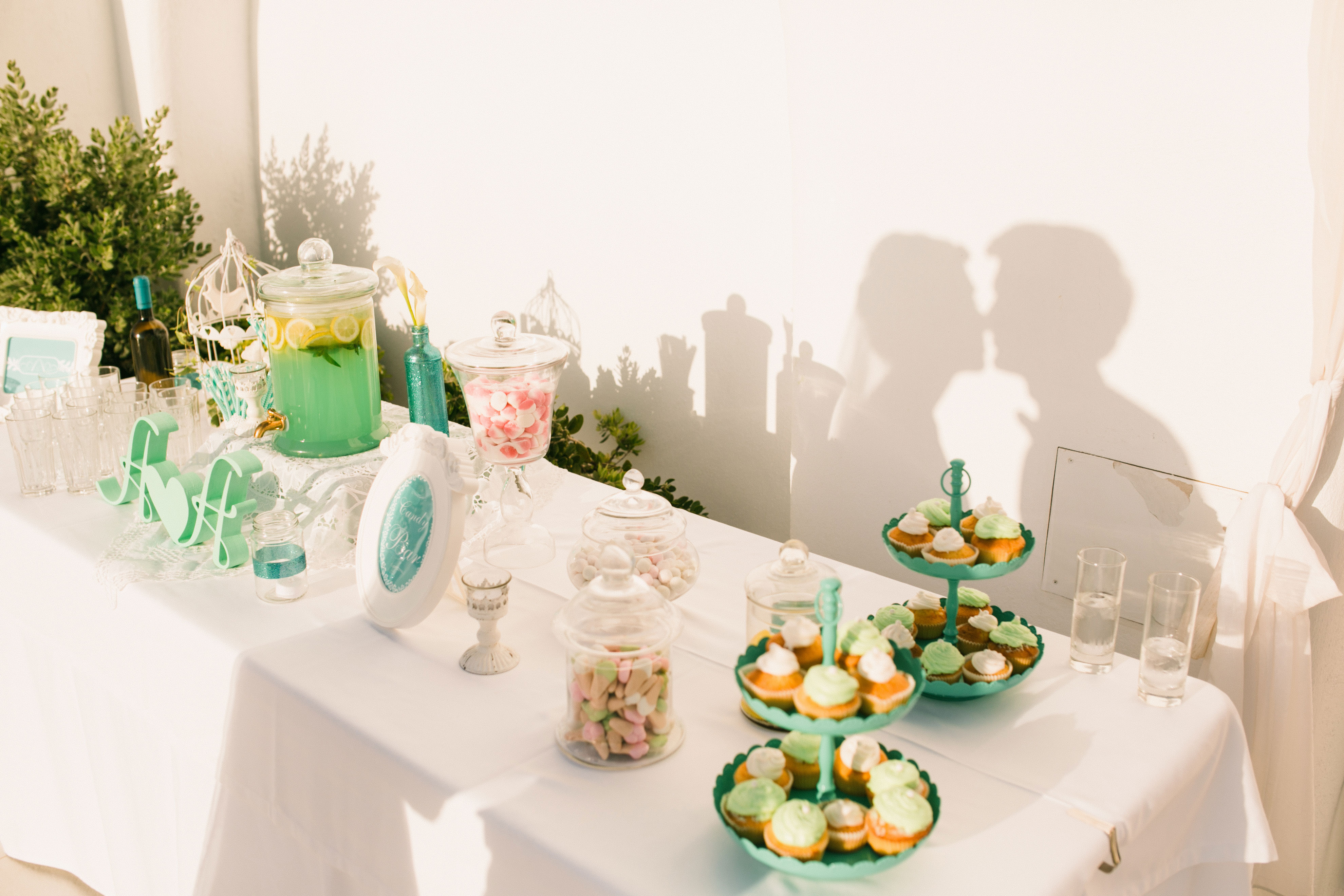 Солнечная свадьба на острове Санторини, Александр и Александра, декор сладкого стола