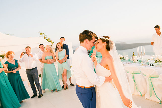 Солнечная свадьба на острове Санторини, Александр и Александра, фотосессия жениха и невесты с гостями