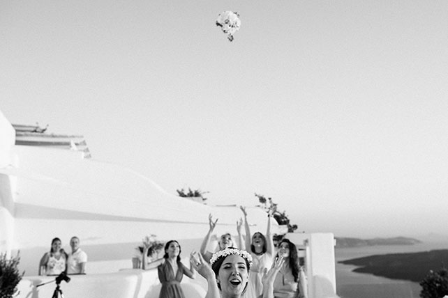 Солнечная свадьба на острове Санторини, Александр и Александра, невеста бросает букет подружкам