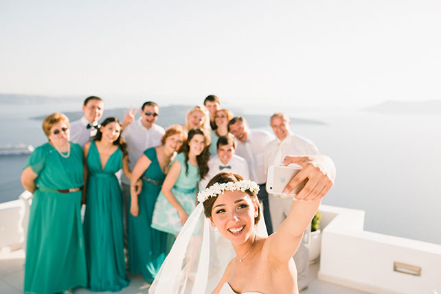 Солнечная свадьба на острове Санторини, Александр и Александра, невеста делает селфи с гостями