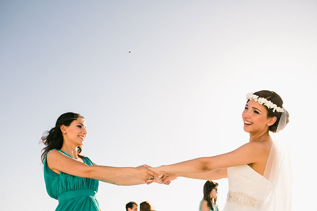 Солнечная свадьба на острове Санторини, Александр и Александра, невеста с подругой