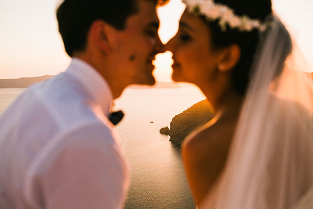 Солнечная свадьба на острове Санторини, Александр и Александра, поцелуй молодоженов