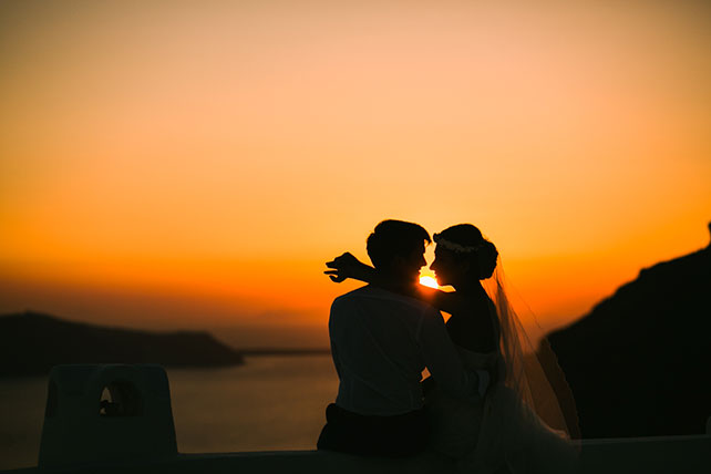 Солнечная свадьба на острове Санторини, Александр и Александра, фотосессия жениха и невесты на закате