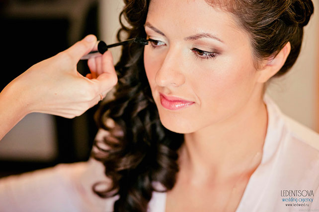 Красно-белая сердечная свадьба Дмитрия и Ольги, невесте делают макияж