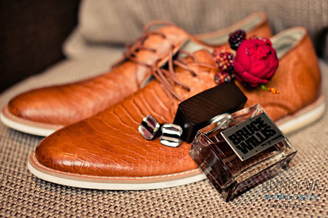 Красно-белая сердечная свадьба Дмитрия и Ольги, ботинки жениха, туалетная вода