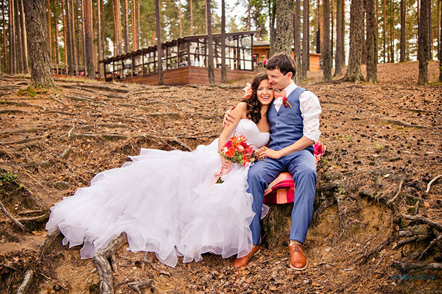 Красно-белая сердечная свадьба Дмитрия и Ольги, жених и невеста на поляне