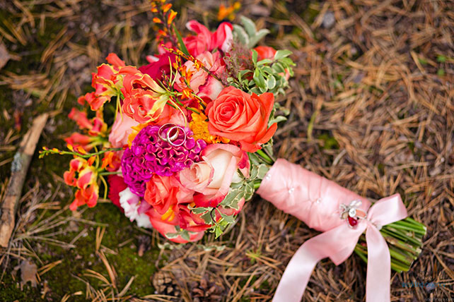 Красно-белая сердечная свадьба Дмитрия и Ольги, букет невесты лежит на земле