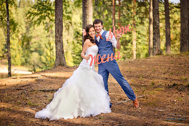 Красно-белая сердечная свадьба Дмитрия и Ольги, жених и невеста держат в руках буквы