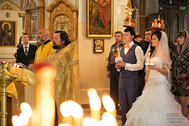 Красно-белая сердечная свадьба Дмитрия и Ольги, жених и невеста во время венчания