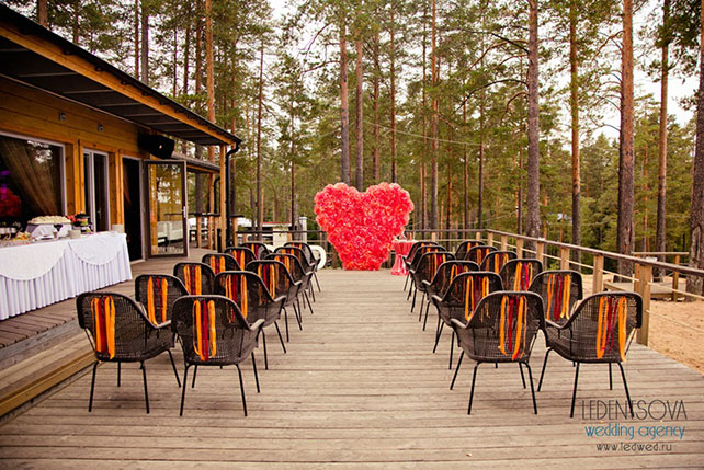 Красно-белая сердечная свадьба Дмитрия и ОльгиКрасно-белая сердечная свадьба Дмитрия и Ольги, место церемонии бракосочетания, гигансткое сердце