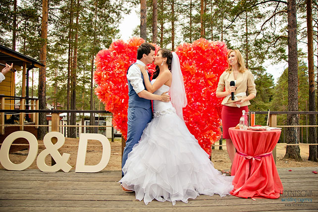 Красно-белая сердечная свадьба Дмитрия и Ольги, первый поцелуй молодожёнов