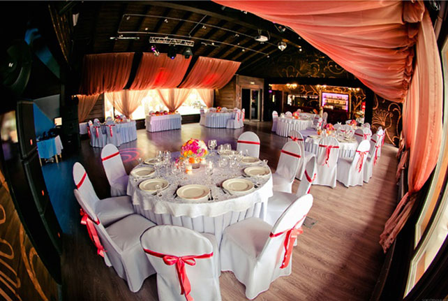 Красно-белая сердечная свадьба Дмитрия и Ольги, декор банкетного зала