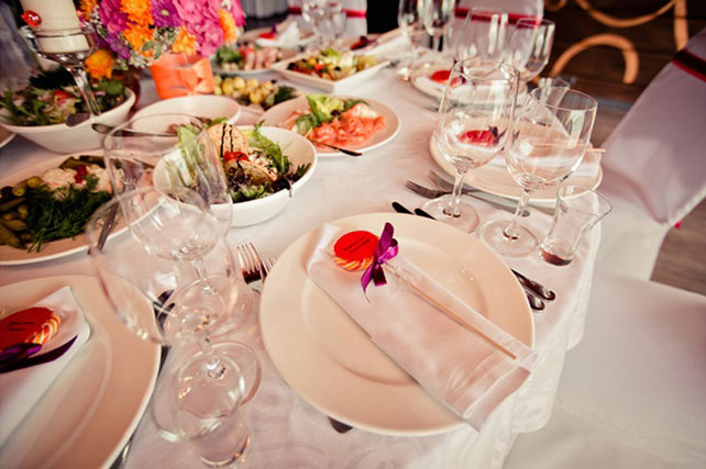 Красно-белая сердечная свадьба Дмитрия и Ольги, декор столов в банкетном зале