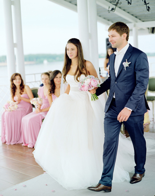 Жених и невеста идут по дорожке