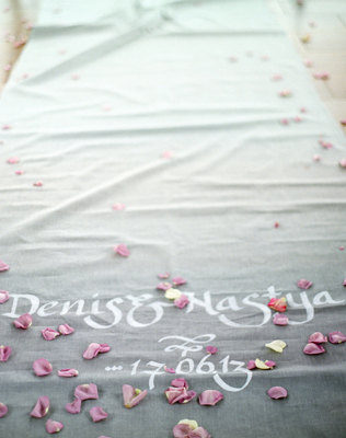 Лепестки роз на дорожке