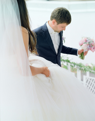 Жених помогает невесте