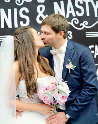 Поцелуй жениха и невесты, фон для фотосессии