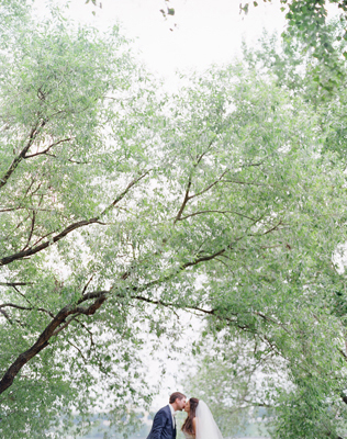 Жених и невеста в саду