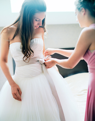 Подружки одевают невесту