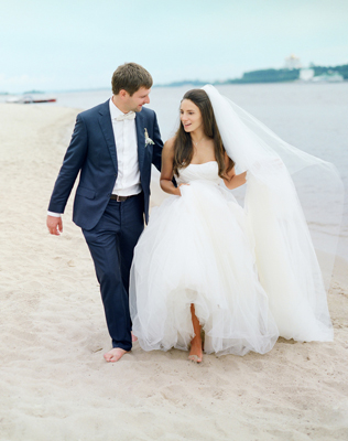 Молодожены на берегу озера