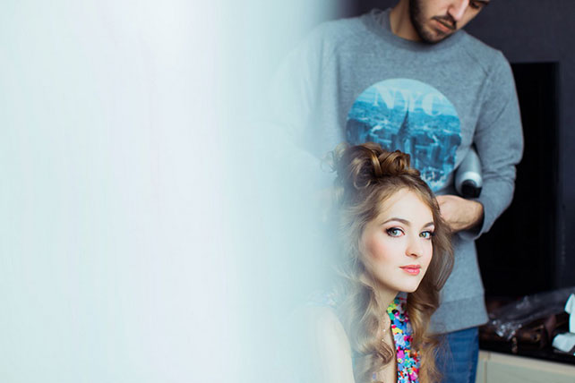 Лена и Миша: свадьба в синем цвете, невесте делают укладку