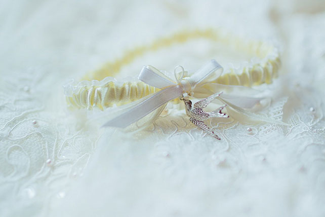 Лена и Миша: свадьба в синем цвете, подвязка невесты с птичкой