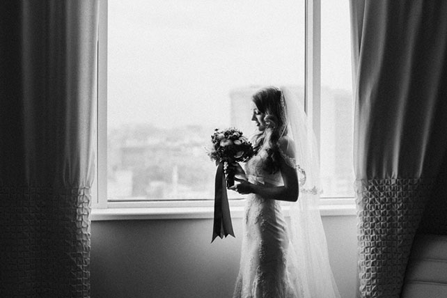 Лена и Миша: свадьба в синем цвете, невеста стоит у окна