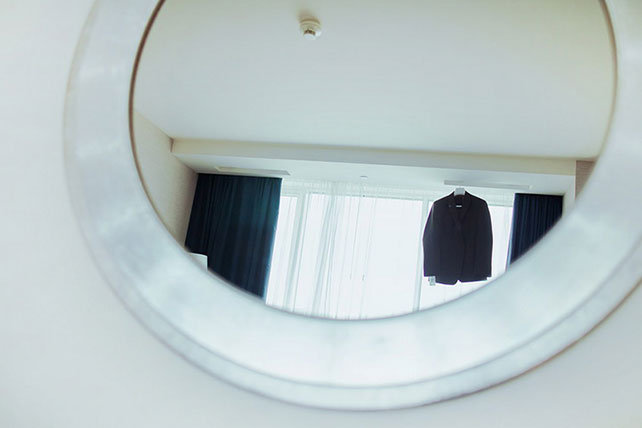 Лена и Миша: свадьба в синем цвете, костюм жениха на вешалке