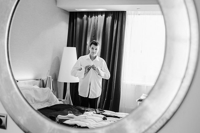 Лена и Миша: свадьба в синем цвете, жених одевается