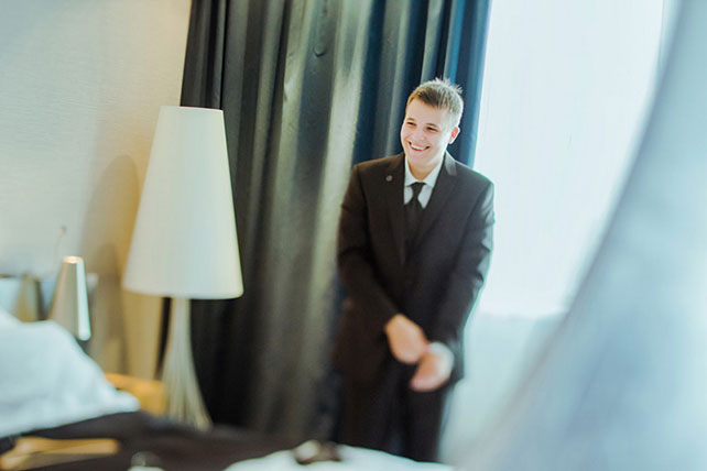 Лена и Миша: свадьба в синем цвете, жених одевается