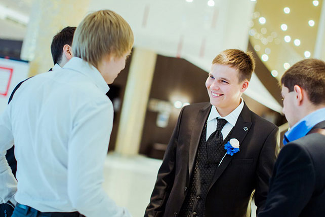 Лена и Миша: свадьба в синем цвете, жених с друзьями