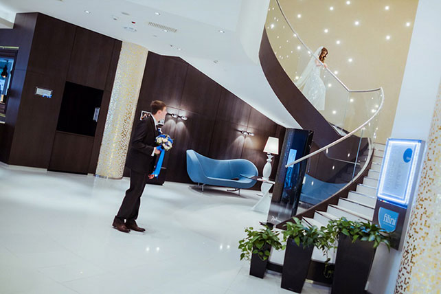 Лена и Миша: свадьба в синем цвете, жених видит невесту в свадебном платье