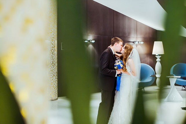 Лена и Миша: свадьба в синем цвете, первая встреча жениха и невесты