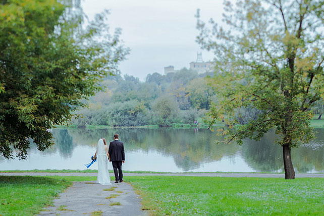 Лена и Миша: свадьба в синем цвете, фотосессия жениха и невесты на природе