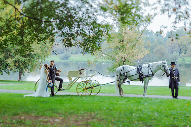 Лена и Миша: свадьба в синем цвете, жених и невеста в карете
