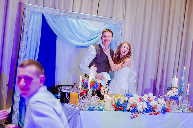 Лена и Миша: свадьба в синем цвете, декор прзидиума