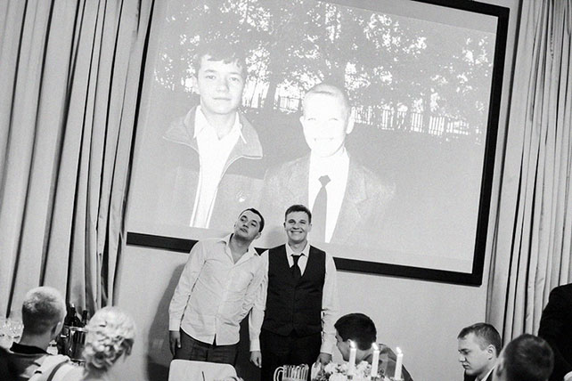 Лена и Миша: свадьба в синем цвете, жених с другом