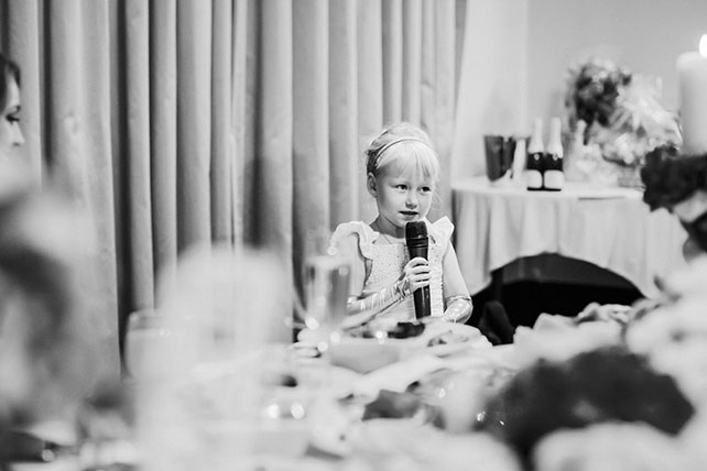 Лена и Миша: свадьба в синем цвете, маленькая девочка поздравляет молодожёнов