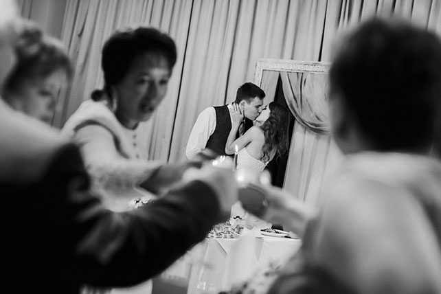 Лена и Миша: свадьба в синем цвете, поцелуй молодожёнов