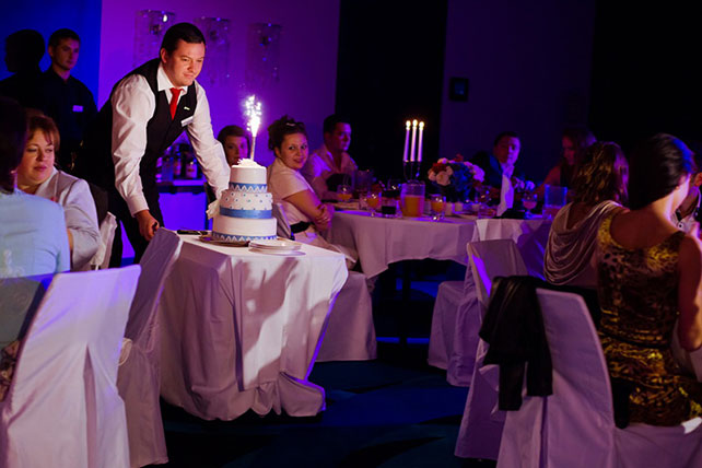 Лена и Миша: свадьба в синем цвете, официант вывозит свадебный торт