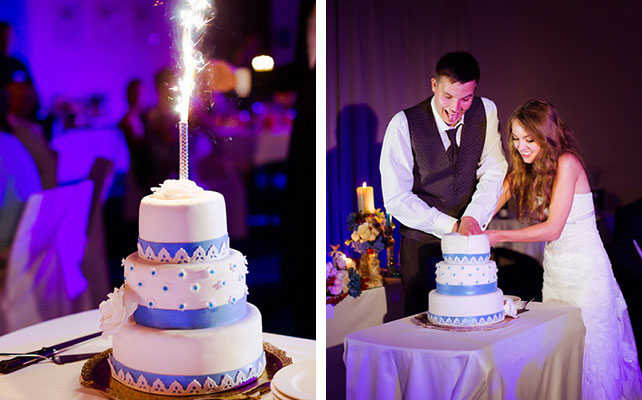 Лена и Миша: свадьба в синем цвете, свадебный торт, молодожёны разрезают свадебный торт