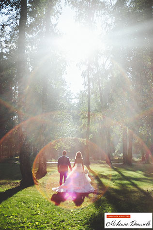 сиреневая свадьба, жених и невеста