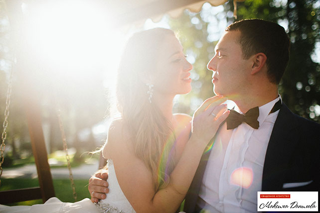 сиреневая свадьба, жених и невеста