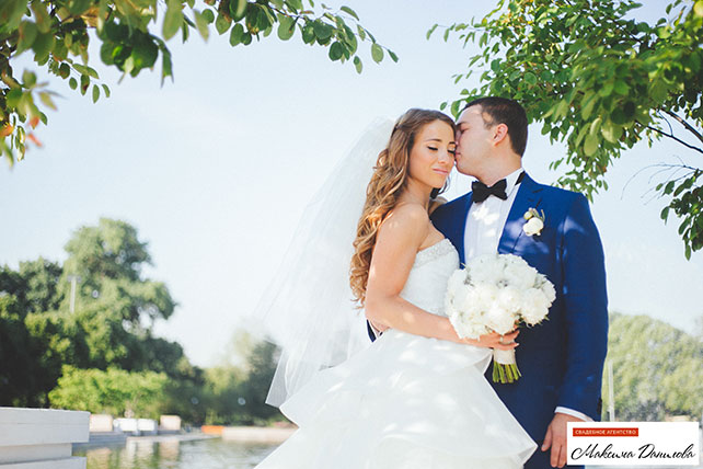 сиреневая свадьба, жених и невеста