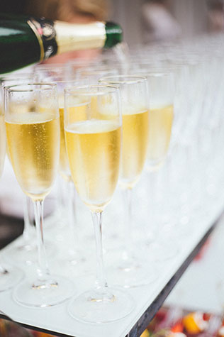 сиреневая свадьба, шампанское на фуршете