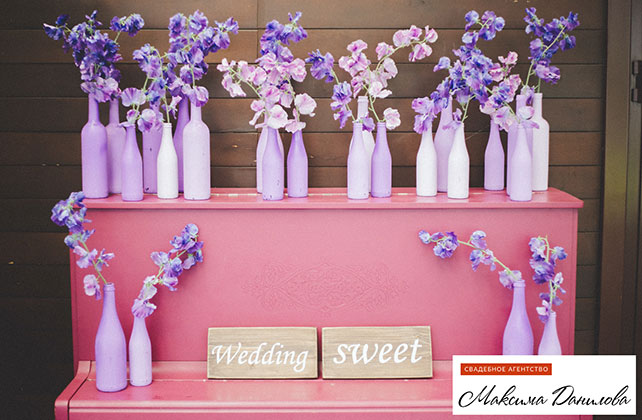 сиреневая свадьба, вазы из бутылок в декоре